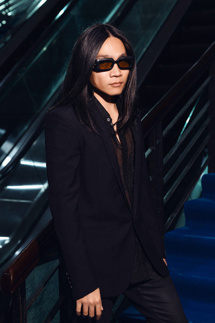 Diện mạo của Rapper Wowy có phần cá tính hơn hẳn nhờ mái tóc dài chấm vai. 