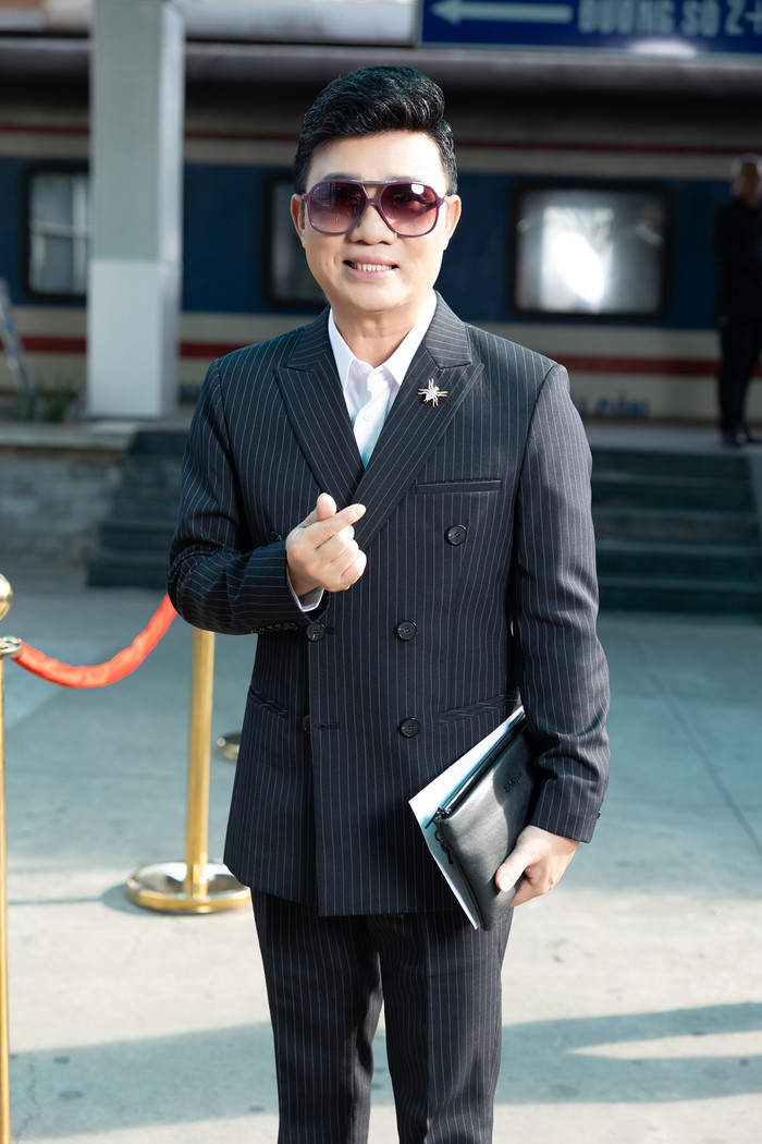 Ca sĩ Quang Linh hiếm hoi xuất hiện ở một show diễn thời trang. Anh diện vest sọc lịch sự kết hợp kính mát tăng thêm độ sang trọng. 