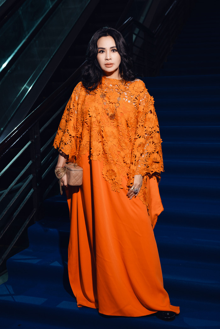 Diva Thanh Lam diện trang phục thể hiện đúng cá tính của chính mình gồm một chiếc đầm rộng dáng bằng chất liệu ren hoa kết hợp túi hộp Chanel. 
