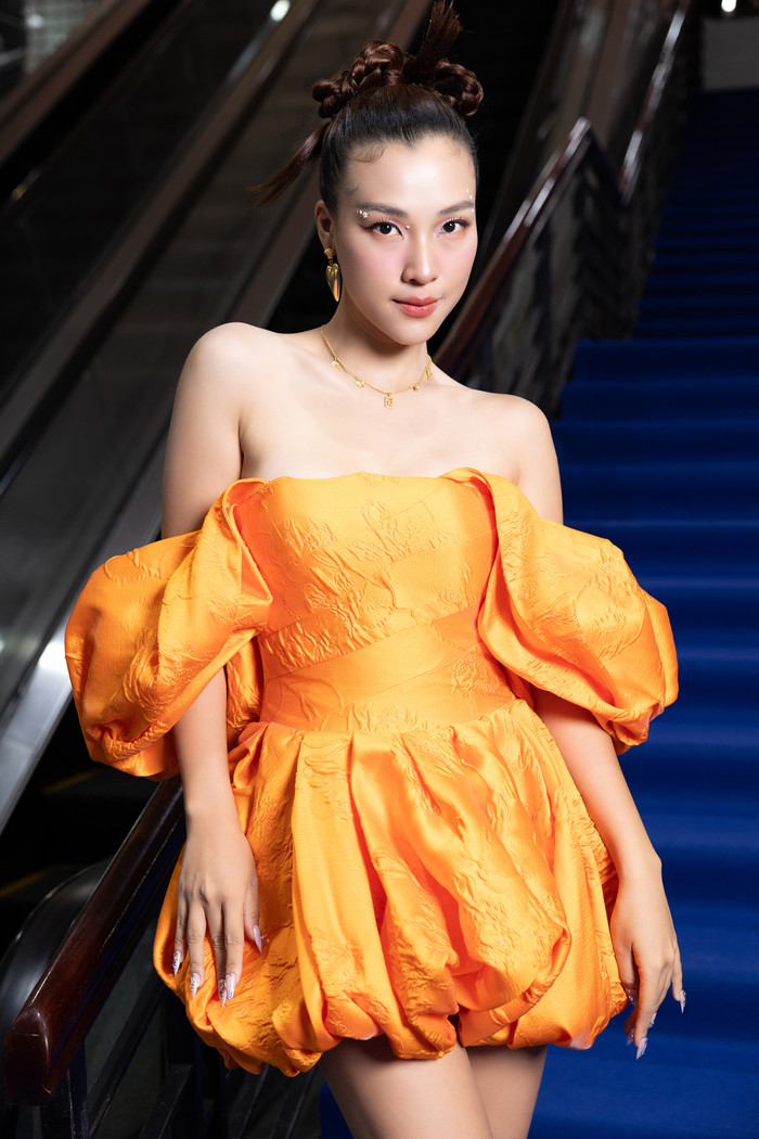 MC Hoàng Oanh hóa quý cô điệu đà với dáng đầm bí ngắn, trễ vai. 