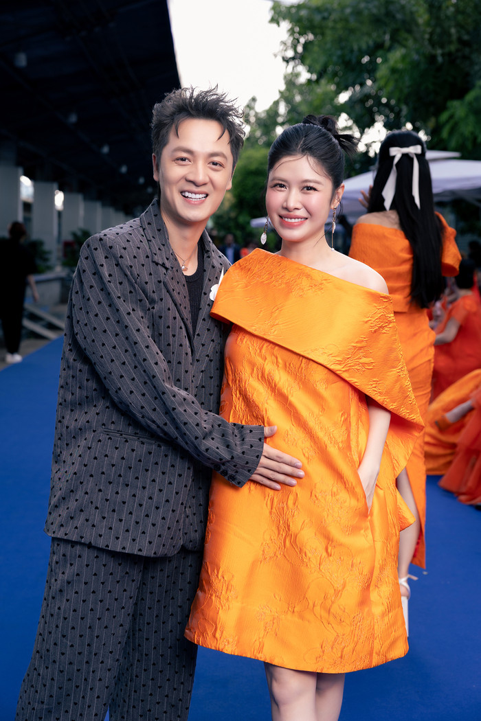 Vợ chồng Đăng Khôi diện đồ lịch thiệp với vest trái tim cùng phom đầm chữ A vai xéo. 