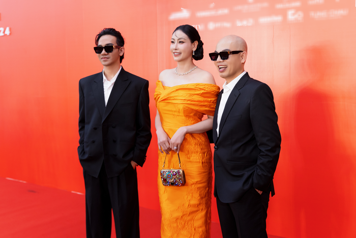 Hoa hậu Hà Kiều Anh cũng là một trong những nàng hậu vô cùng thân thiết với Vũ Ngọc & Son. Cô chọn kiểu đầm trễ vai bó sát, có độ dài chấm gót kết hợp vòng cổ đắt đỏ. 