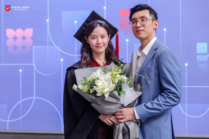 Ông xã Midu đến chúc mừng trong ngày vui của vợ.