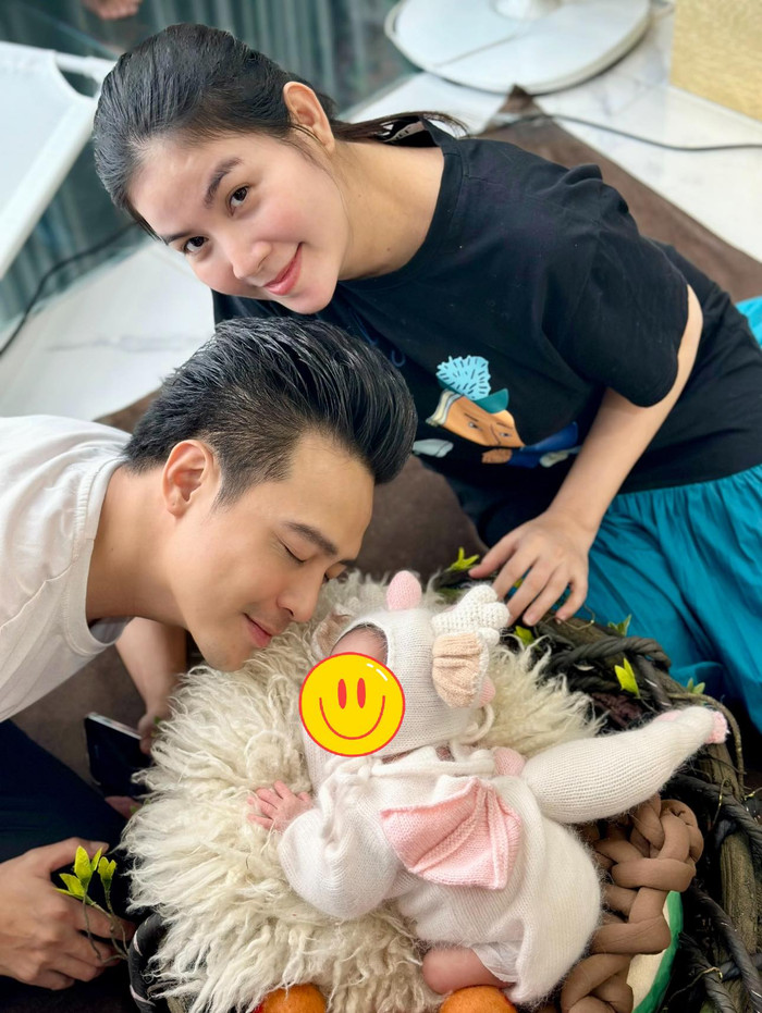 Kha Ly và Thanh Duy vẫn chưa chia sẻ ảnh rõ mặt con vì bé còn nhỏ.