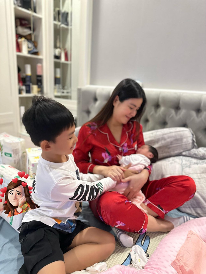 Dù có hơi vất vả nhưng Kha Ly vẫn hạnh phúc khi làm mẹ.