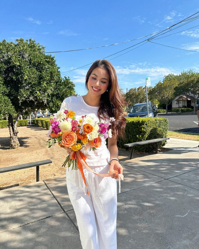 Hoa hậu Phạm Hương thả dáng giữa thiên nhiên. Trứ danh 'Hoa hậu quốc dân', nhan sắc của cô vẫn luôn giữ vững phong độ. Phạm Hương gây chú ý với đường nét gương mặt sắc sảo, lai Tây cùng phong thái quyến rũ, phóng khoáng.