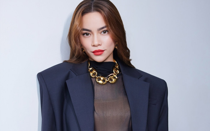 Đẹp khen - Xấu chê: Hồ Ngọc Hà quyền lực với son môi đỏ Ảnh 2