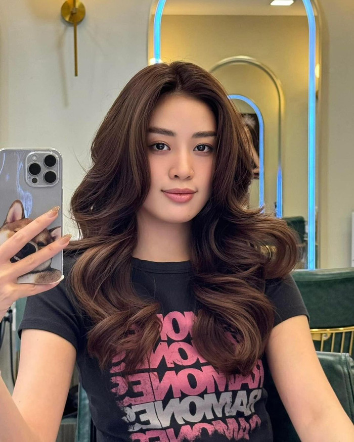 Hoa hậu Khánh Vân zoom cận cảnh gương mặt. Cô không sử dụng quá nhiều son phấn, dường như để mặt mộc nhưng vẫn gây chú ý với nhan sắc thu hút. Hoa hậu Khánh Vân sở hữu đường nét gương mặt mềm mại cùng làn da mịn màng, căng bóng.