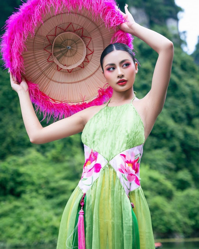 Hoa hậu Xuân Hạnh diện áo tư thân, toát lên hình ảnh người phụ nữ Việt Nam nhẹ nhàng, đằm thắm. Nhan sắc của đương kim Hoa hậu Hoàn vũ Việt Nam ngày càng thăng hạng trước thềm thi quốc tế. Hoa hậu Xuân Hạnh còn gây ấn tượng khi chọn lựa kiểu trang điểm theo tông màu hồng đậm nhấn nhá ngay phần phấn mắt và son môi.