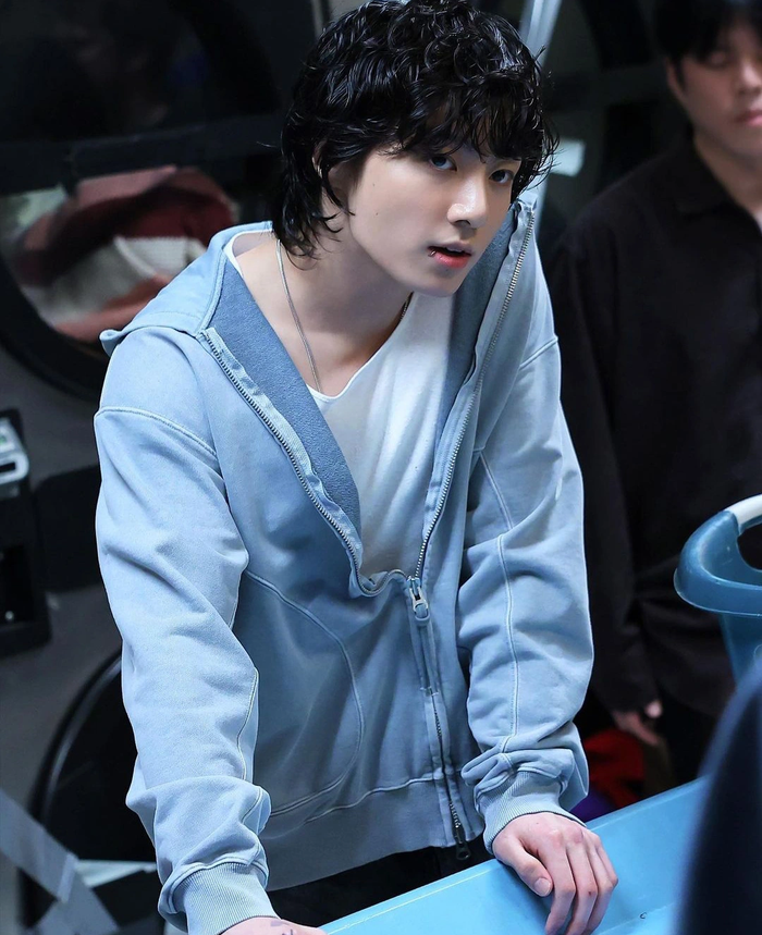 JungKook vướng tranh cãi giống Jennie Ảnh 2