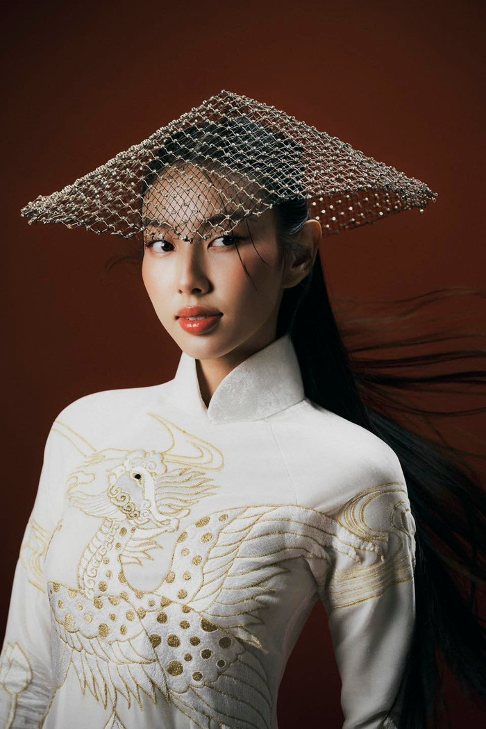 Chia sẻ về bộ ảnh này, Hoa hậu Thùy Tiên cho biết: 'Đón tuổi mới, Tiên muốn thực hiện bộ ảnh được lồng ghép những nét văn hoá đặc trưng của đất nước vào dịp đặc biệt của mình. Là một công dân trẻ, Tiên cảm thấy tự hào và may mắn khi được hô vang hai tiếng Việt Nam ở nhiều nơi trên thế giới', cô viết.