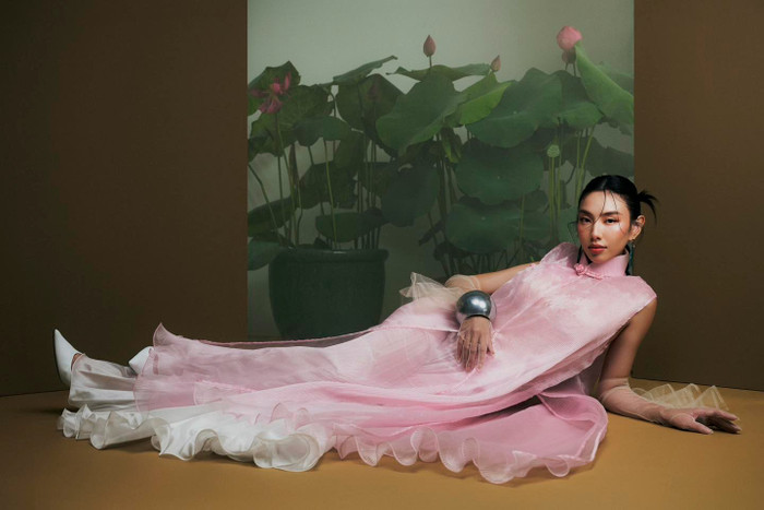 Người đẹp này cũng chọn kết hợp với hoa sen - quốc hoa của Việt Nam. Từ lâu, hoa sen đã trở thành biểu tượng của sự thanh cao, tinh khiết và bền bỉ thể hiện tinh thần kiên cường, bất khuất và đức tính cao cả của người dân Việt Nam.