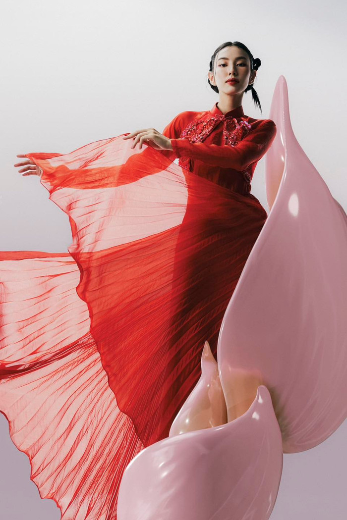 Bộ ảnh mới của Thùy Tiên nhanh chóng nhận về hàng trăm nghìn lượt tương tác trên mạng xã hội. Ngoài những lời chúc mừng sinh nhật dành cho nàng hậu, nhiều người cũng bày tỏ rằng Thùy Tiên xứng đáng là một hoa hậu Hòa bình Thế giới. Bởi cô là một điển hình cho thế trẻ Việt Nam biết yêu tổ quốc và giữ gìn nét văn hóa dân tộc, phát huy cái đẹp và lan tỏa văn hóa Việt đến bạn bè quốc tế. 