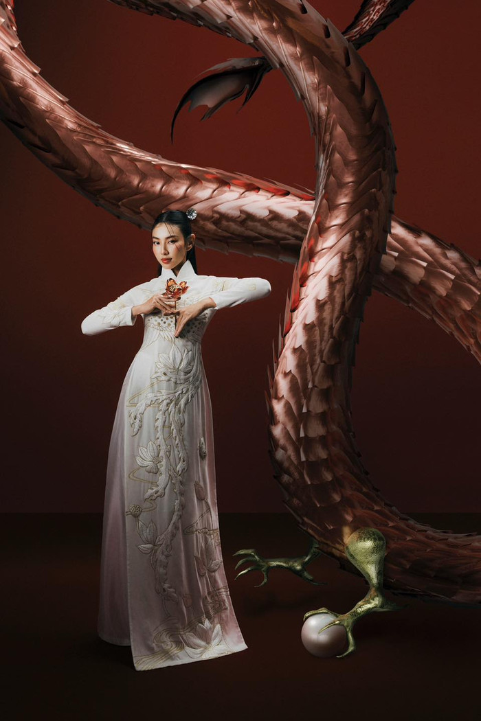 Với thông điệp truyền tải văn hóa dân tộc, Thùy Tiên lựa chọn trang phục áo dài kết hợp với concept con Rồng tượng trưng cho sự thịnh vượng của dân tộc.