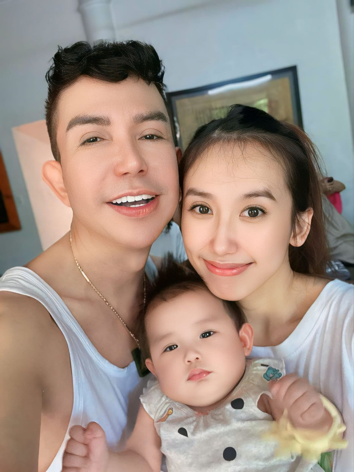 Long Nhật được nhận xét trông trẻ như bạn của con gái. Ảnh FBNV
