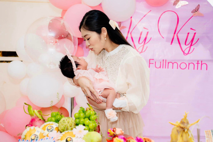 Thanh Trúc làm lễ đầy tháng cho con gái.