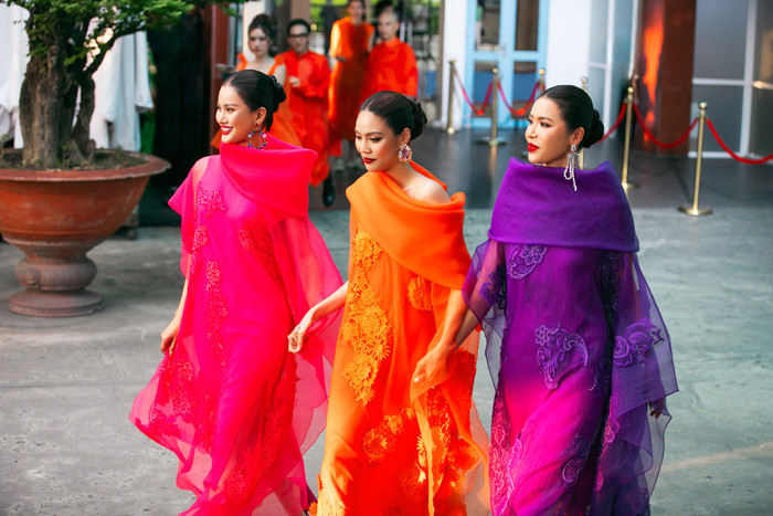 Ba nàng vedette Lan Khuê - Minh Tú - Hương Ly xuất hiện với dàn mẫu nam như những quý cô sang trọng dạo chơi với những bước catwalk điêu luyện mãn nhãn cũng là lời chào tạm biệt, tạm khép lại chuyến tàu thanh xuân. 