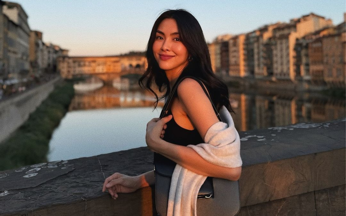 Tăng Thanh Hà lấy túi xách bản lớn che bụng trong một chuyến du lịch. Ảnh: Instagram hatangthanh