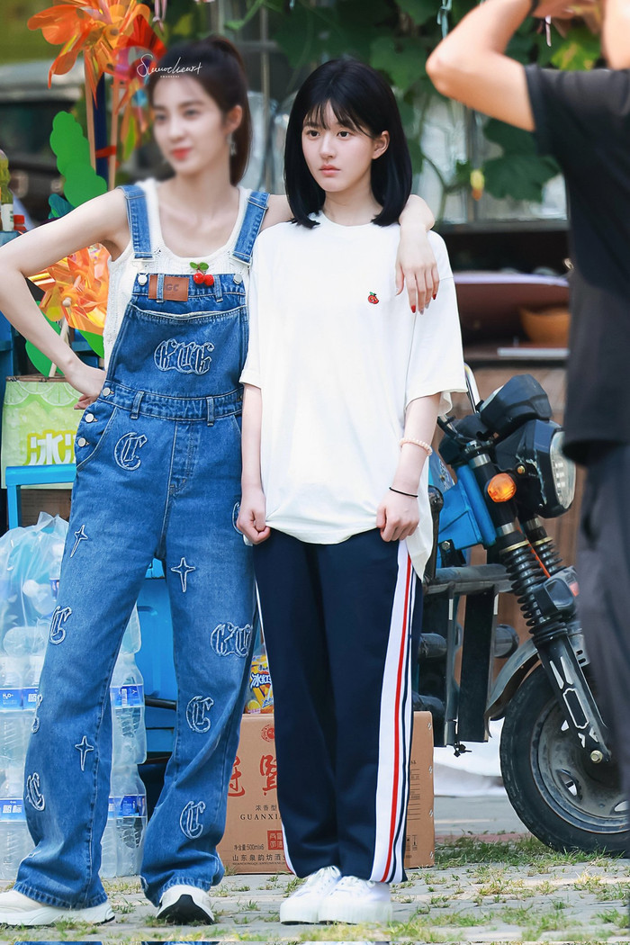 Mặt đã được làm mờ nhưng Vạn Bằng vẫn chiếm được spotlight từ Triệu Lộ Tư, có lẽ cũng bởi cá tính và khí chất của cô nàng dễ thu hút người khác hơn. 