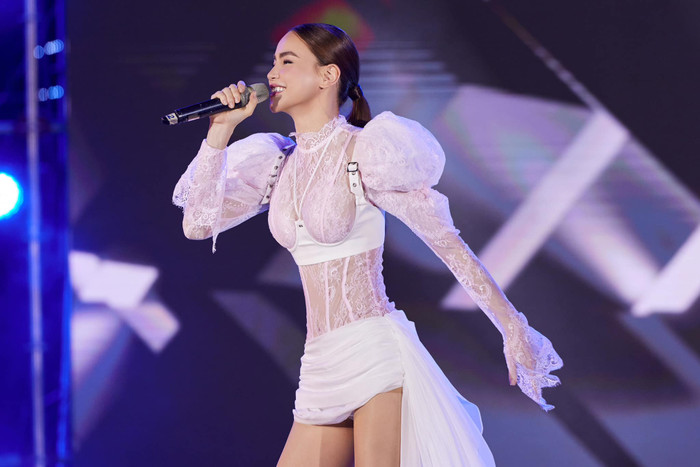 Hồ Ngọc Hà vẫn luôn tự tin, toả sáng mỗi khi xuất hiện trên sân khấu. Ảnh: FBNV