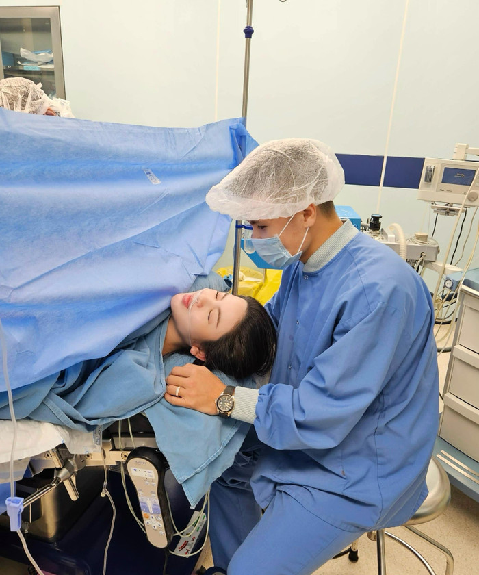 Quang Hải ân cần chăm sóc vợ trong suốt qua trình 'vượt cạn'. Ảnh FBNV