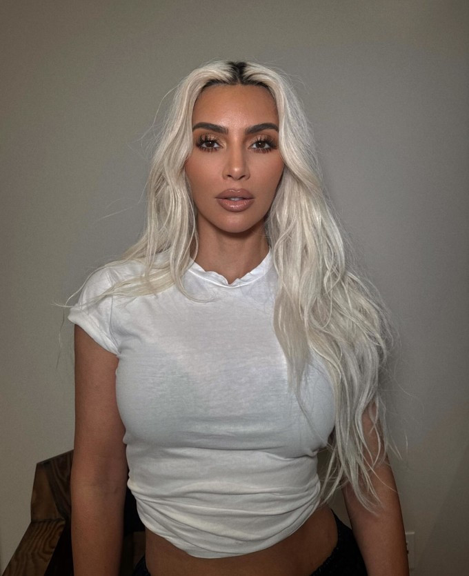 Kim Kardashian dùng tinh trùng cá hồi để làm căng da mặt.