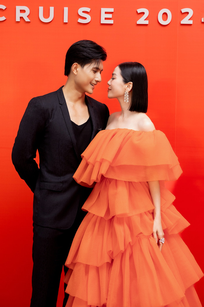 Lệ Quyên trong khá lọt thỏm với chiếc váy quá khổ. Ảnh Ngoisao