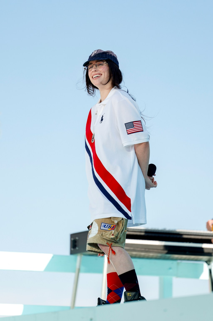 Billie Eilish lăng xê mốt Grunge đầy cá tính nhưng vẫn đem lại cảm giác thoải mái khi mặc.