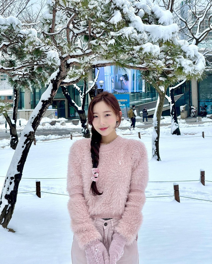 Trong những ngày trời lạnh, Yuna Vũ ưu tiên lựa chọn những trang phục rộng rãi, thoải mái và được thiết kế bằng chất liệu dày dặn, có thể giữ ấm. Đơn cử chính là chiếc quần jean và áo len lông đồng màu hồng ngọt ngào. Yuna Vũ còn phối cùng bao tay len đồng màu để tăng độ ấm.