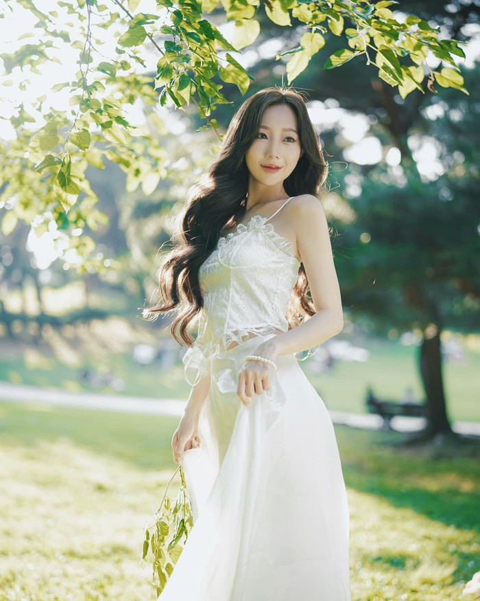 Đôi khi chỉ cần một chiếc áo hai dây ren đơn giản và chân váy dài trắng cũng đủ biến hoá Yuna Vũ thành 'nàng thơ' đích thực.&nbsp;