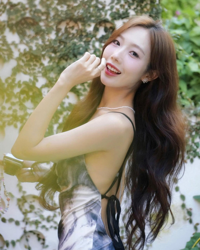 Yuna Vũ hay Vũ Kiều Anh là cái tên không còn quá xa lạ với giới trẻ. Cô là nhân vật có sức ảnh hưởng, sở hữu lượng người theo dõi lớn trên nền tảng mạng xã hội TikTok. Yuna Vũ gần đây nhận được sự quan tâm lớn khi trở thành mảnh ghép đặc biệt tại chương trình hẹn hò đình đám Đảo Thiên Đường. Bên cạnh những thước phim sáng bừng nhan sắc trong trẻo được ví như 'Taeyeon bản Việt', Yuna Vũ còn gây ấn tượng với gu ăn mặc tựa nàng thơ ngoài đời thường.