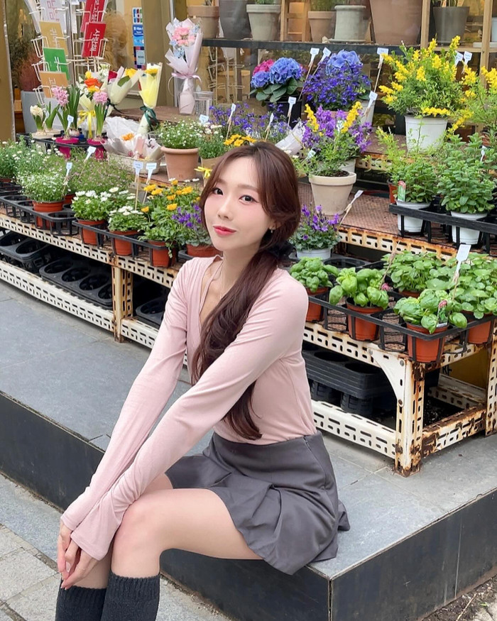 Áo thun cùng chân váy cũng là bản phối thường được Yuna Vũ sử dụng trong những lần dạo phố.