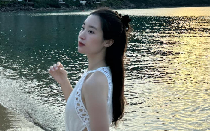 Vóc dáng của Đỗ Mỹ Linh gây chú ý khi diện đầm khoét eo Ảnh 2