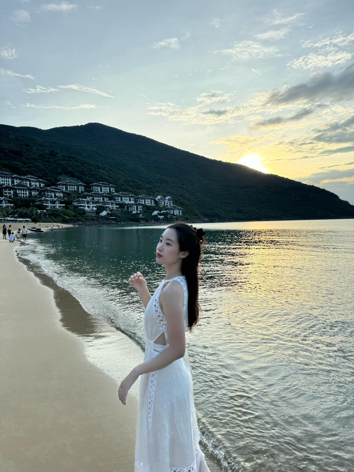 Đỗ Mỹ Linh đã lấy lại vóc dáng đáng kể từ khi sinh con. Dù không trang điểm đậm, cựu Hoa hậu Việt Nam vẫn giữ được nét rạng rỡ, xinh xắn trên gương mặt. 