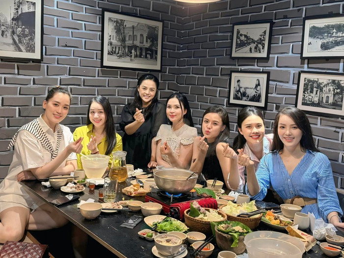 Dàn thí sinh Hoa hậu Việt Nam 2008 hội ngộ.