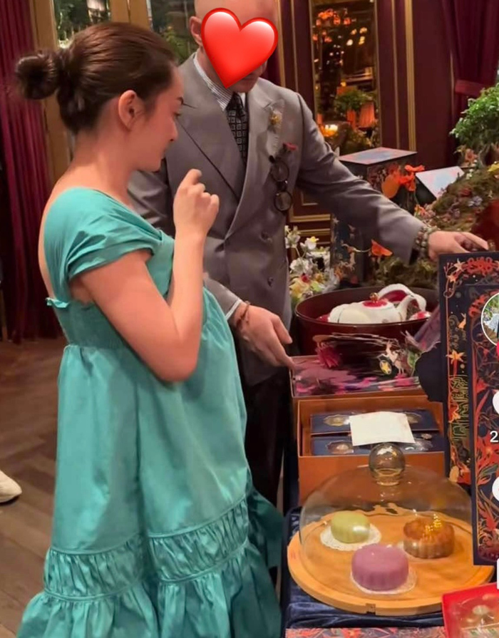 Hình ảnh Kaity Nguyễn xuất hiện với vòng 2 lùm lùm mới đây khiến netizen bàn tán xôn xao.