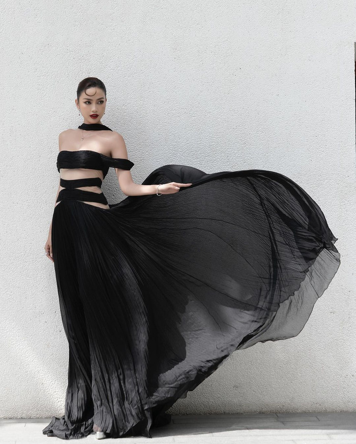 Cựu Hoa hậu Hoàn vũ Việt Nam từng chia sẻ với SAOstar rằng có giai đoạn cô bị tăng chạm mốc 60 kg, cơ thể thiếu săn chắc nên khi diện đồ hở dự sự kiện gây ra nhiều tranh cãi. 