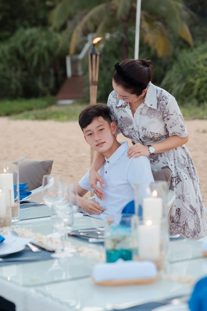 Chỉ mới 16 tuổi, con trai Jennifer phạm đã cao phổng thao 1m9 đồng thời gây ấn tượng với nhan sắc điển trai. Bảo Nam sở hữu gương mặt với đường nét sắc cạnh, nam tính cùng sống mũi cao thu hút. Jennifer Phạm chia sẻ con trai thừa hưởng từ cô nhiều ở đôi mắt và môi. Nhìn hành trình trưởng thành của Bảo Nam, công chúng phải tấm tắc ngợi khen nhóc tỳ ngày nào dậy thì thành công. Con trai Jennifer Phạm 'trổ mã', ngày càng ra dáng nam thần.