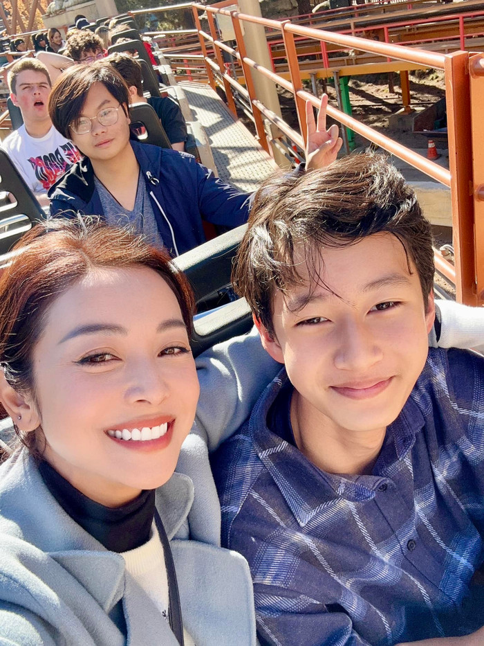 Mỗi khi gặp Bảo Nam, Jennifer Phạm tranh thủ đưa con đi chơi, thăm thú nhiều địa điểm đẹp trên thế giới. Người đẹp không quên chụp những thước ảnh của hai mẹ con. Trong cùng một khung hình, Jennifer Phạm nhận được sự ngợi khen về sắc vóc ngày càng trẻ trung, thăng hạng.