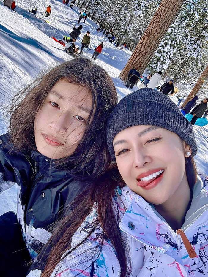 Bảo Nam sớm bộc lộ phong thái lãng tử, tâm hồn nghệ sĩ. Con trai Jennifer Phạm nuôi tóc dài và theo đuổi phong cách thời trang đơn giản nhưng không kém phần thời thượng, cá tính.