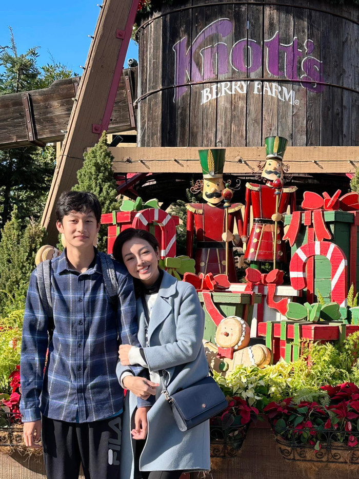 Dù bố mẹ đã 'đường ai nấy đi' nhưng Bảo Nam vẫn nhận được sự yêu thương, quan tâm chăm sóc tận tình từ đôi bên. Jennifer Phạm luôn cố gắng sắp xếp thời gian để bay sang nước ngoài thăm con. Quang Dũng cũng tương tự, nam ca sĩ giữ trạng thái vui vẻ, mềm mỏng khi dạy dỗ con. Bảo Nam khá ít nói nhưng là đứa trẻ sống tình cảm, ngoan ngoãn.