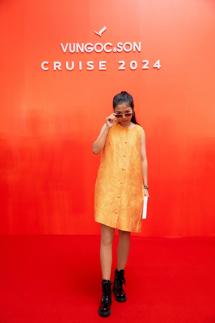 Huỳnh Như diện váy ngắn xinh đẹp đến tham dự show diễn. Đây là một trong những lần hiếm hoi 'Quả bóng vàng' hóa nữ tính. 