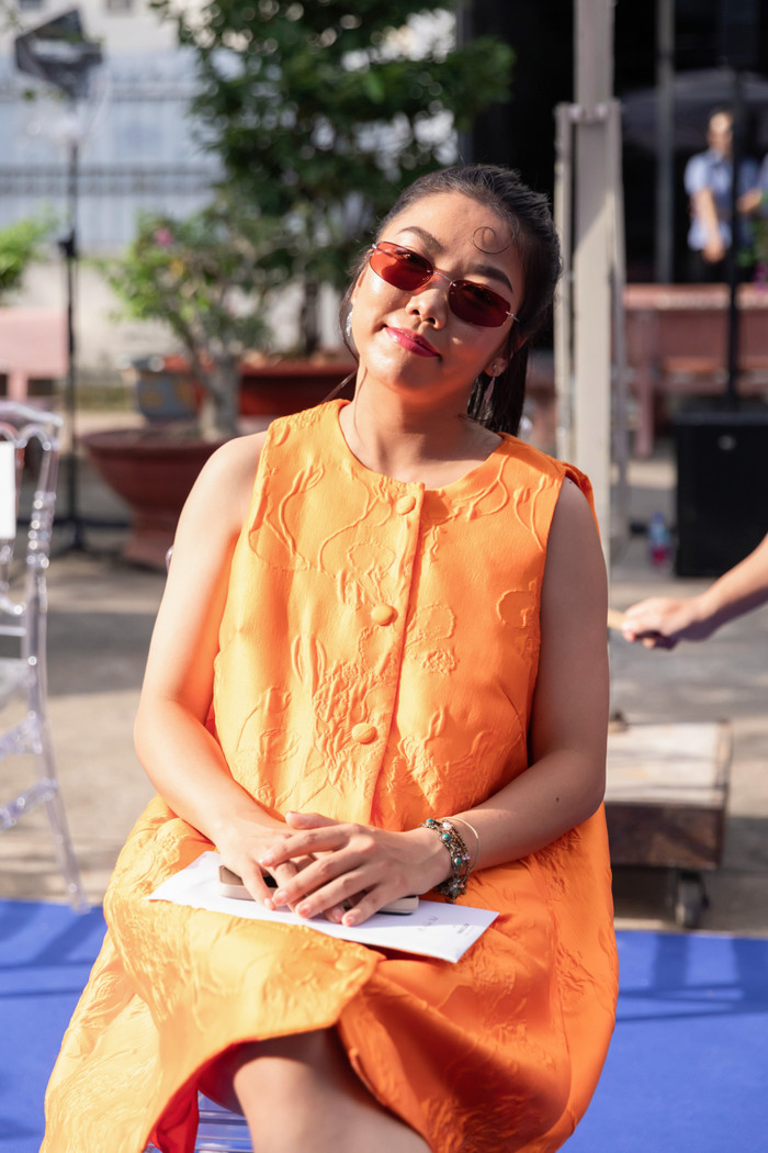 Huỳnh Như đeo thêm kính râm vừa giúp cô chống lại ánh nắng chiều khi xem show, vừa điểm xuyến thêm cho tổng thể. 