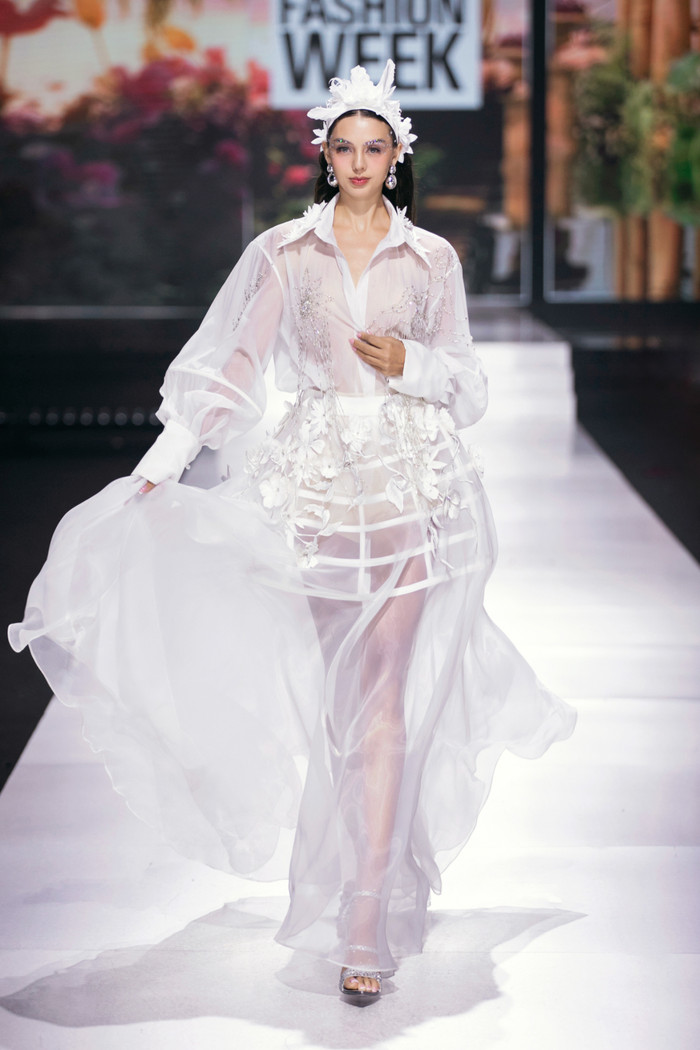 Khán giả hoài nghi về danh xưng 'siêu mẫu quốc tế' của vợ Bùi Tiến Dũng.