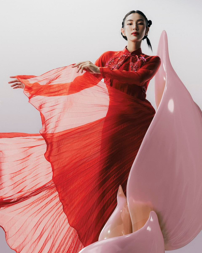 Hoa hậu Thùy Tiên kỷ niệm tuổi 26 bằng bộ ảnh mang đậm tinh thần Việt Nam. Cô diện trang phục áo dài cách điệu nền nã, dịu dàng. Để thêm phần ấn tượng. Hoa hậu Thùy Tiên búi cao mái tóc, chọn phong cách trang điểm đậm, điểm nhấn là đôi môi màu son đỏ nổi bật. 'Trình' tạo dáng trước ống kính của Hoa hậu Thùy Tiên cũng thăng hạng rõ rệt, không thua kém bất kỳ siêu mẫu chuyên nghiệp nào.