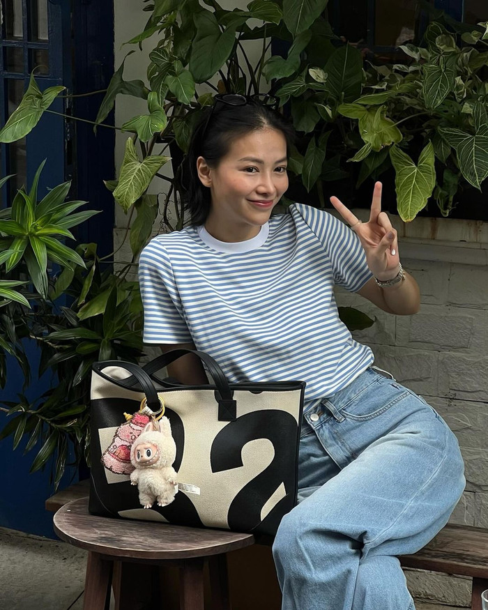 Hoa hậu Phương Khánh trẻ trung, năng động khi diện trang phục đơn giản gồm áo thun, quần jean. Sau hơn 5 năm kết thúc nhiệm kỳ, nàng hậu ngày càng thăng hạng nhan sắc trông thấy. Hoa hậu Phương Khánh chỉ trang điểm nhẹ nhàng cũng đủ tôn lên nhan sắc xinh xắn cùng đường nét gương mặt mềm mại.