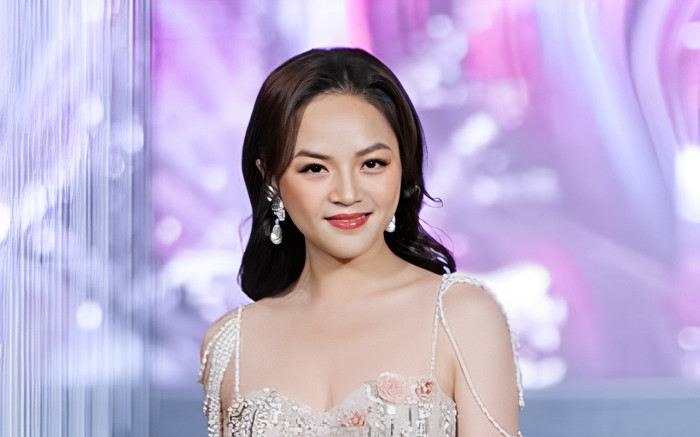 Thu Quỳnh khoe ảnh diện váy cưới, còn được soái ca hôn má cực tình cảm Ảnh 2