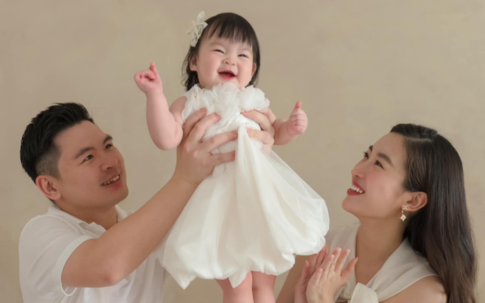 Đỗ Mỹ Linh chiêu đãi người hâm mộ những bức hình nét căng với con gái và ông xã. Ảnh: FBNV