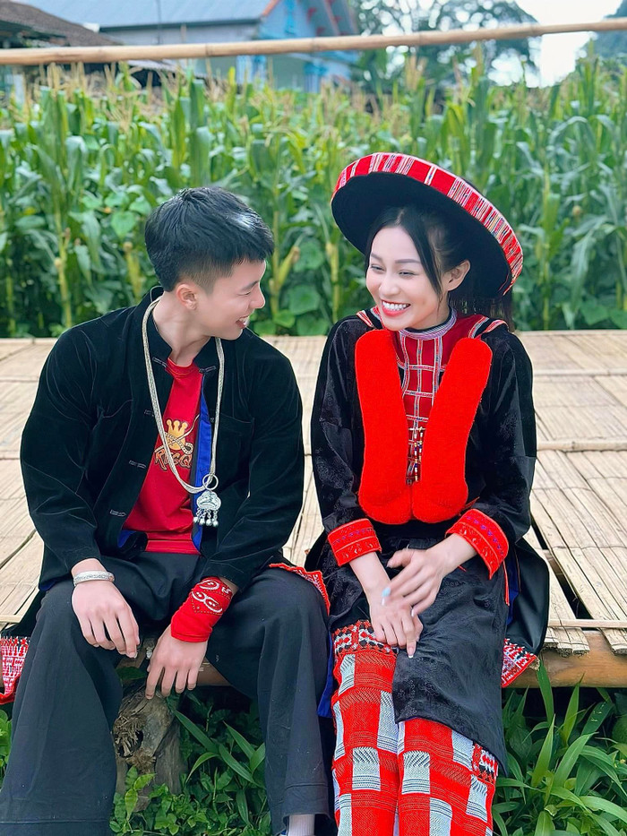 Nữ phụ Dất đăng ảnh thân thiết bên thiếu gia Chải ở hậu trường phim Đi Giữa Trời Rực Rỡ.