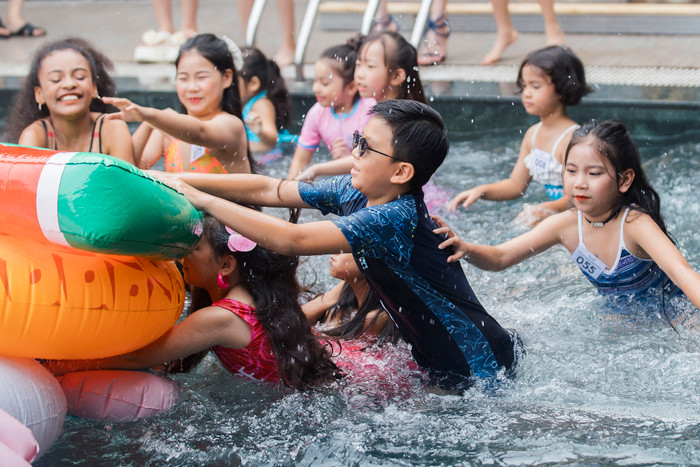  Các mẫu nhí thích thú với những trò chơi của cuộc thi năm nay.